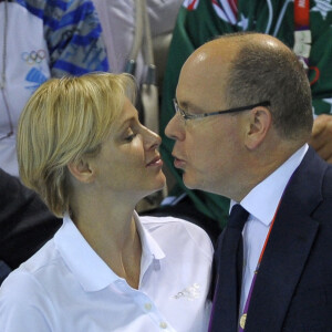 Ou à Londres, en 2012, où ils laissaient libre cours à leur amour.
Le Prince Albert II de Monaco et la Princesse Charlène de Monaco lors des Jeux Olympiques de Londres 2012 à l'Aquatics Center à Londres, Royaume-Uni, le 29 juillet 2012. Photo par Pixathlon/ABACAPRESS.COM