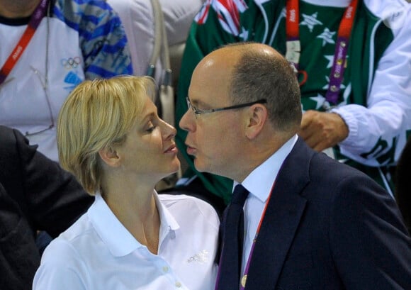 Ou à Londres, en 2012, où ils laissaient libre cours à leur amour.
Le Prince Albert II de Monaco et la Princesse Charlène de Monaco lors des Jeux Olympiques de Londres 2012 à l'Aquatics Center à Londres, Royaume-Uni, le 29 juillet 2012. Photo par Pixathlon/ABACAPRESS.COM