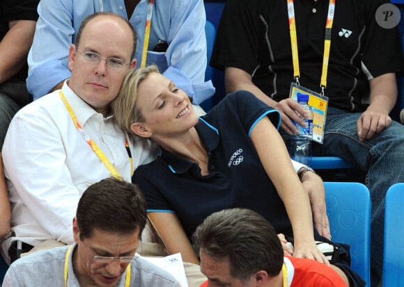 S.A.S. le Prince Albert II de Monaco et Charlene Wittstock assistent à la finale de la routine libre du duo de natation synchronisée lors de la douzième journée des XXIXe Jeux olympiques de Pékin, au stade national de Pékin, en Chine, le 20 août 2008. Photo par Valerian Wagner/ABACAPRESS.COM