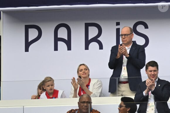 Le Prince Albert de Monaco, la Princesse Charlène et leurs enfants, la Princesse Gabriella et le Prince Jacques - Action lors du match de demi-finale de rugby à sept entre la France et l'Afrique du Sud au Stade de France à Saint-Denis, France, le 27 juillet 2024. Photo par Eliot Blondet/ABACAPRESS.COM