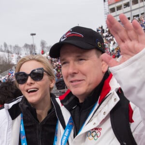 Le Prince Albert II de Monaco et la Princesse Charlène de Monaco assistent à la descente masculine au Centre alpin Rosa Khutor pendant les XXIIe Jeux Olympiques d'hiver de Sochi 2014 à Sochi, Russie, le 9 février 2014. Les Jeux Olympiques de Sochi 2014 se déroulent du 7 au 23 février 2014. Photo par Gouhier-Zabulon/ABACAPRESS.COM