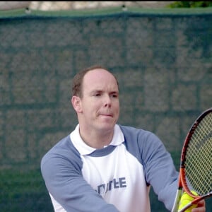 Luca Sassi/WMP/ABACA. Monaco, 15/04/2002. Monte Carlo Tennis Master. Le Prince Albert de Monaco participe à un match amical avec le joueur de tennis français Henri Leconte.