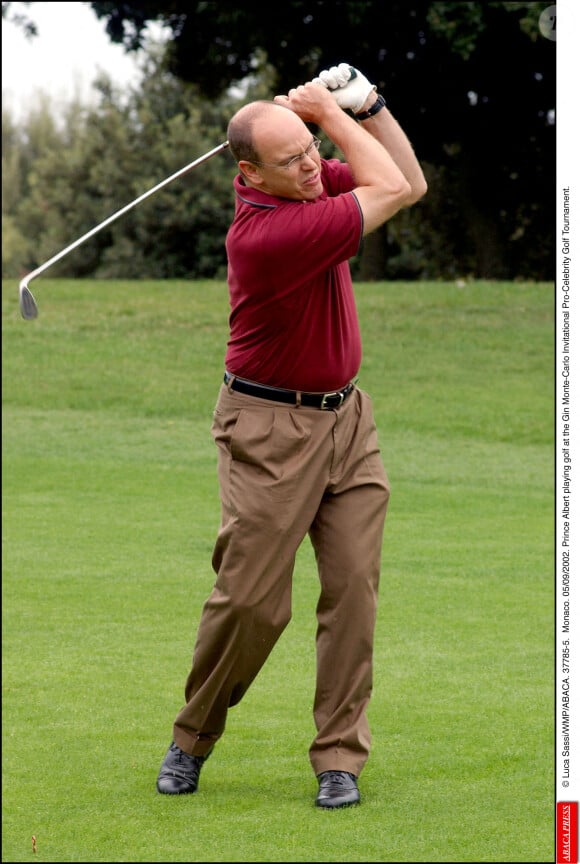 Luca Sassi/WMP/ABACA. Monaco. 05/09/2002. Le Prince Albert jouant au golf lors du Gin Monte-Carlo Invitational Pro-Celebrity Golf Tournament.