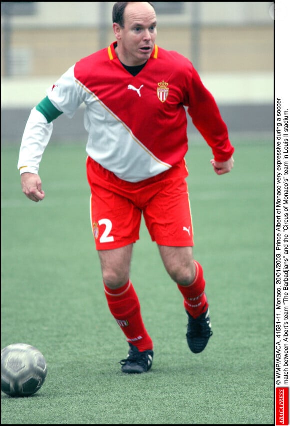 © WMP/ABACA. Monaco, 20/01/2003. Le Prince Albert de Monaco très expressif lors d'un match de football entre l'équipe d'Albert Les Barbadjiens et l'équipe du Cirque de Monaco au stade Louis II.