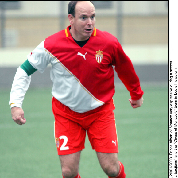 © WMP/ABACA. Monaco, 20/01/2003. Le Prince Albert de Monaco très expressif lors d'un match de football entre l'équipe d'Albert Les Barbadjiens et l'équipe du Cirque de Monaco au stade Louis II.
