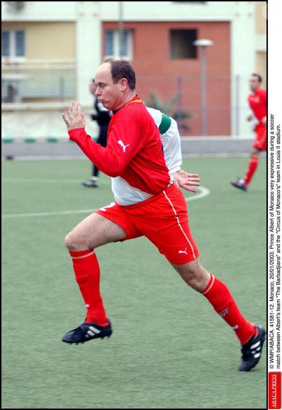 © WMP/ABACA. Monaco, 20/01/2003. Le Prince Albert de Monaco très expressif lors d'un match de football entre l'équipe d'Albert Les Barbadjiens et l'équipe du Cirque de Monaco au stade Louis II.