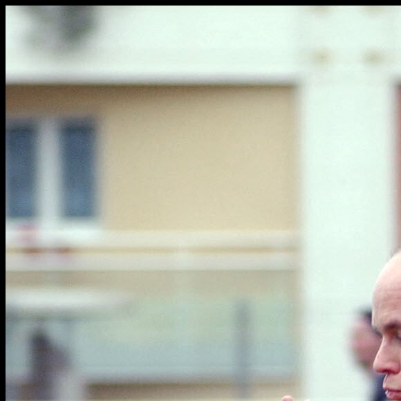 © WMP/ABACA. Monaco, 20/01/2003. Le Prince Albert de Monaco très expressif lors d'un match de football entre l'équipe d'Albert Les Barbadjiens et l'équipe du Cirque de Monaco au stade Louis II.