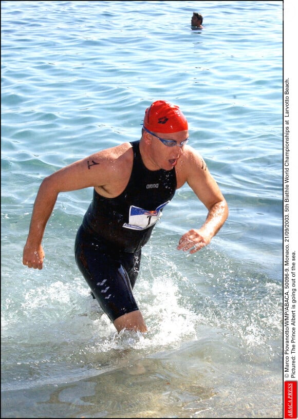 © Marco Piovanotto/WMP/ABACA. Monaco. 21/09/2003. 5ème championnat du monde de biathlon à la plage du Larvotto. Sur la photo : Le Prince Albert sort de la mer.