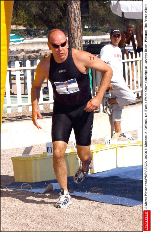 © Marco Piovanotto/WMP/ABACA. Monaco. 21/09/2003. 5ème championnat du monde de biathlon à la plage du Larvotto. Sur la photo : Le Prince Albert.