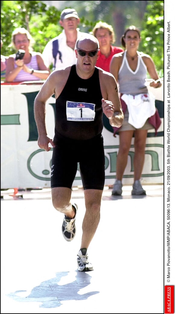 © Marco Piovanotto/WMP/ABACA. Monaco. 21/09/2003. 5ème championnat du monde de biathlon à la plage du Larvotto. Sur la photo : Le Prince Albert.