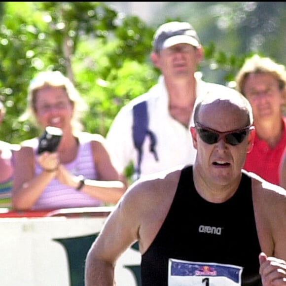 © Marco Piovanotto/WMP/ABACA. Monaco. 21/09/2003. 5ème championnat du monde de biathlon à la plage du Larvotto. Sur la photo : Le Prince Albert.