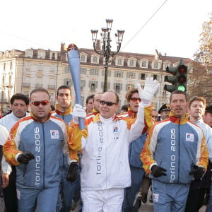 Le Prince Albert II de Monaco porte la torche olympique sur la Piazza Castello, à Turin, Italie, le 10 février 2006. Les XXèmes Jeux Olympiques d'hiver se déroulent du vendredi 10 février au 26 février 2006. Photo Gouhier-Nebinger-Orban/CAMELEON/ABACAPRESS.COM