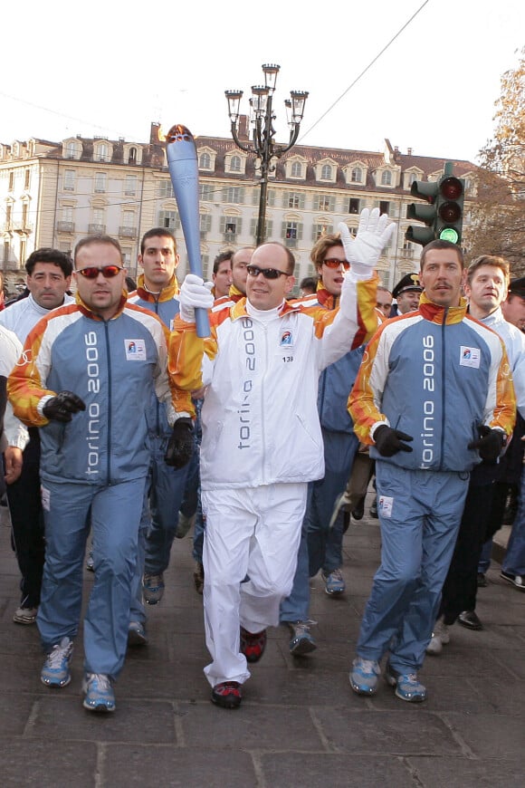 Le Prince Albert II de Monaco porte la torche olympique sur la Piazza Castello, à Turin, Italie, le 10 février 2006. Les XXèmes Jeux Olympiques d'hiver se déroulent du vendredi 10 février au 26 février 2006. Photo Gouhier-Nebinger-Orban/CAMELEON/ABACAPRESS.COM