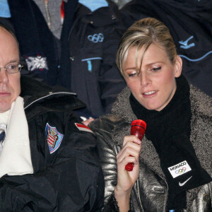 Le Prince Albert II de Monaco avec une amie sud-africaine, Charlene Wittstock, lors de la cérémonie d'ouverture des XXème Jeux Olympiques d'hiver à Turin, Italie, le 10 février 2006. Les Jeux se déroulent du vendredi 10 février au 26 février 2006. Photo Gouhier-Nebinger-Orban/ABACAPRESS.COM