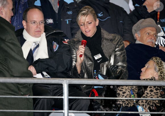 Le Prince Albert II de Monaco avec une amie sud-africaine, Charlene Wittstock, lors de la cérémonie d'ouverture des XXème Jeux Olympiques d'hiver à Turin, Italie, le 10 février 2006. Les Jeux se déroulent du vendredi 10 février au 26 février 2006. Photo Gouhier-Nebinger-Orban/ABACAPRESS.COM