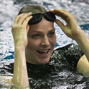 Le sport tient une place primordiale entre l'ancienne championne de natation...Charlene, princesse de Monaco, donne un cours de natation pour les enfants à la piscine du complexe sportif Olimpiysky à Moscou, en Russie, le 5 octobre 2013. Photo par Mikhail Pochuyev/Itar-Tass/ABACAPRESS.COM