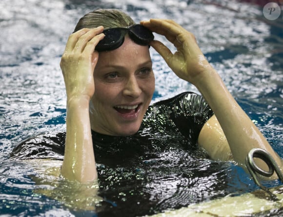 Le sport tient une place primordiale entre l'ancienne championne de natation...Charlene, princesse de Monaco, donne un cours de natation pour les enfants à la piscine du complexe sportif Olimpiysky à Moscou, en Russie, le 5 octobre 2013. Photo par Mikhail Pochuyev/Itar-Tass/ABACAPRESS.COM