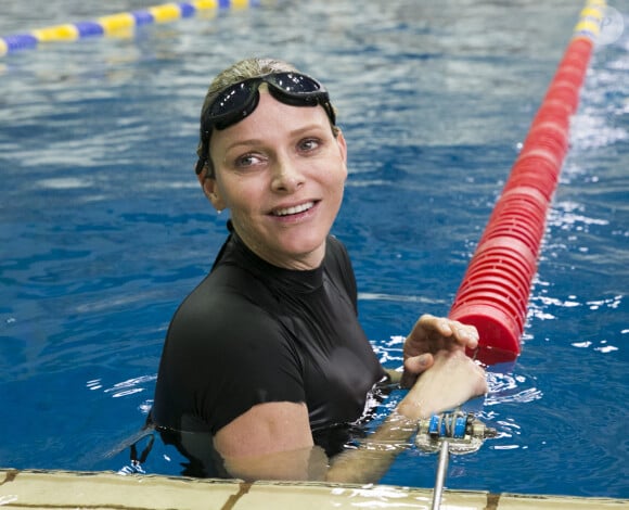 Charlene, princesse de Monaco, donne un cours de natation pour les enfants à la piscine du complexe sportif Olimpiysky à Moscou, en Russie, le 5 octobre 2013. Photo par Mikhail Pochuyev/Itar-Tass/ABACAPRESS.COM