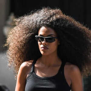 Entre temps, ils ont une petite fille prénommée Amazonie, née en 2019
Tina Kunakey sort de son hôtel à Milan le 26 septembre 2021. 