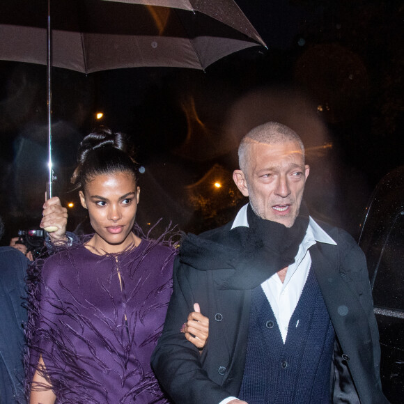 Vincent Cassel et sa femme Tina Kunakey à la sortie de la soirée "Vogue Paris fête ses 100 ans" au Palais Galliera à Paris, France, le 1er octobre 2021. © Tiziano Da Silva-Pierre Perusseau/Bestimage 