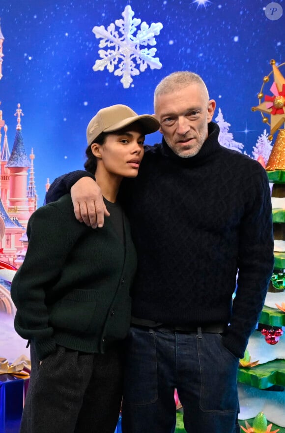 Elle est aussi connue du grand public pour avoir été la femme de Vincent Cassel
Vincent Cassel et sa femme Tina Kunakey - Les célébrités fêtent Noël à Disneyland Paris en novembre 2021. La féérie de Noël brille de mille feux à Disneyland Paris ! Pour célébrer l'ouverture de la saison, plusieurs célébrités se sont retrouvées au Parc pour découvrir les festivités les plus magiques d'Europe et rencontrer les Personnages Disney dans leur plus beaux habits de Noël. © Disney via Bestimage