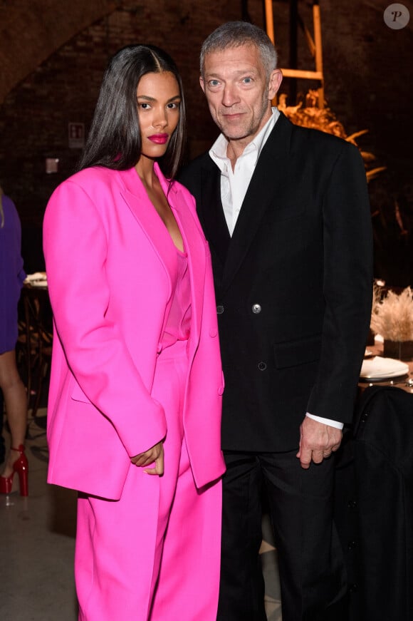 Tina Kunakey et son mari Vincent Cassel - Les célébrités au dîner "Valentino" lors de la 59ème Biennale de Venise, le 22 avril 2022. 