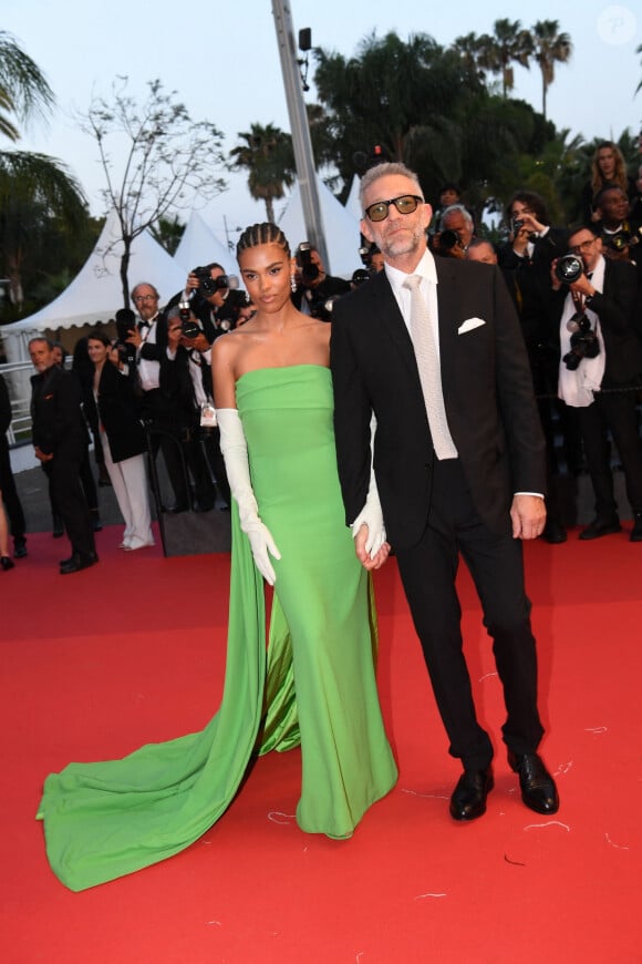 Tina Kunakey et son mari Vincent Cassel - Montée des marches du film " Les crimes du futur " lors du 75ème Festival International du Film de Cannes. Le 23 mai 2022 © Rachid Bellak / Bestimage 