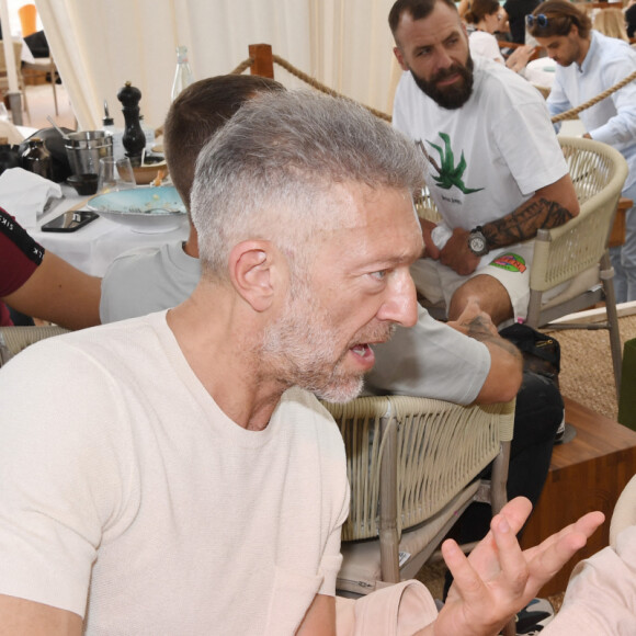 Exclusif - Vincent Cassel et sa femme Tina Kunakey au restaurant La Môme Plage lors du 75ème Festival International du Film de Cannes, France, le 23 mai 2022. © Rachid Bellak/Bestimage