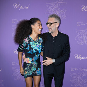 Tina Kunakey et son mari Vincent Cassel - Photocall du dîner du 75ème Festival International du Film de Cannes. Le 24 mai 2022 © Olivier Borde / Bestimage 