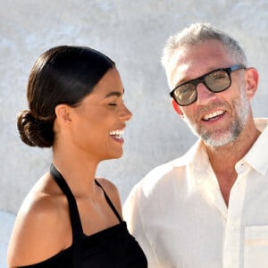 Vincent Cassel et sa femme Tina Kunakey durant le défilé "Le Papier" la collection automne hiver 2022-2023 de Simon Porte Jacquemus aux Salin de Giraud à Arles, le 27 juin 2022. Après Hawaï en mars dernier, Jacquemus est de retour en Provence, sa terre natale. Trois ans après avoir défilé dans un champ de lavande à Valensole, dans les Alpes-de-Haute-Provence, le designer originaire de Mallemort, petite ville située entre Marseille et Avignon, s'offre ainsi un retour aux sources qui inspire depuis 2009 ses créations. © Bruno Bebert/Bestimage 