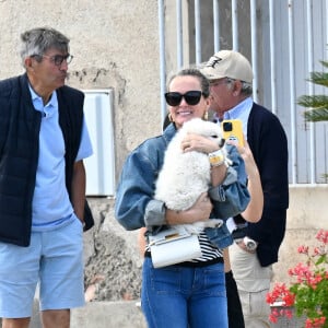 Exclusif - Laeticia Hallyday et sa fille Joy - Laeticia Hallyday sort d'un déjeuner en famille à Marseillan le 2 juillet 2024. Laeticia Hallyday et ses filles Jade et Joy (qui résident depuis quelques jours dans la propriété familiale du Cap-d'Ail) ont déjeuné à Marseillan avec Elyette Boudou "Mamie Rock" (qui fêtera ses 89 ans le 5 juillet prochain), accompagné de son père André Boudou et sa fille Alcéa (demi soeur de Laeticia). Toute la famille est allée déjeuner à la crêperie "La Maison de Camille" à Marseillan.