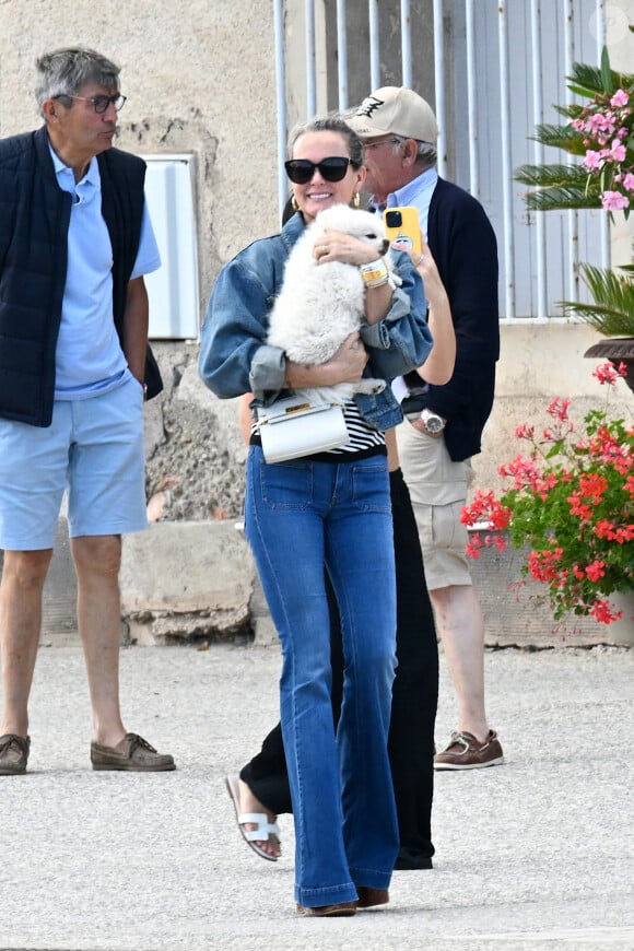 Exclusif - Laeticia Hallyday et sa fille Joy - Laeticia Hallyday sort d'un déjeuner en famille à Marseillan le 2 juillet 2024. Laeticia Hallyday et ses filles Jade et Joy (qui résident depuis quelques jours dans la propriété familiale du Cap-d'Ail) ont déjeuné à Marseillan avec Elyette Boudou "Mamie Rock" (qui fêtera ses 89 ans le 5 juillet prochain), accompagné de son père André Boudou et sa fille Alcéa (demi soeur de Laeticia). Toute la famille est allée déjeuner à la crêperie "La Maison de Camille" à Marseillan.