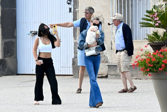 Exclusif - Laeticia Hallyday et sa fille Joy - Laeticia Hallyday sort d'un déjeuner en famille à Marseillan le 2 juillet 2024. Laeticia Hallyday et ses filles Jade et Joy (qui résident depuis quelques jours dans la propriété familiale du Cap-d'Ail) ont déjeuné à Marseillan avec Elyette Boudou "Mamie Rock" (qui fêtera ses 89 ans le 5 juillet prochain), accompagné de son père André Boudou et sa fille Alcéa (demi soeur de Laeticia). Toute la famille est allée déjeuner à la crêperie "La Maison de Camille" à Marseillan.