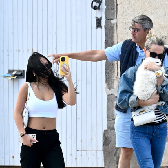 Exclusif - Laeticia Hallyday et sa fille Joy - Laeticia Hallyday sort d'un déjeuner en famille à Marseillan le 2 juillet 2024. Laeticia Hallyday et ses filles Jade et Joy (qui résident depuis quelques jours dans la propriété familiale du Cap-d'Ail) ont déjeuné à Marseillan avec Elyette Boudou "Mamie Rock" (qui fêtera ses 89 ans le 5 juillet prochain), accompagné de son père André Boudou et sa fille Alcéa (demi soeur de Laeticia). Toute la famille est allée déjeuner à la crêperie "La Maison de Camille" à Marseillan.