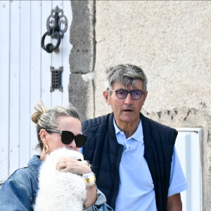 Exclusif - Laeticia Hallyday et sa fille Joy - Laeticia Hallyday sort d'un déjeuner en famille à Marseillan le 2 juillet 2024. Laeticia Hallyday et ses filles Jade et Joy (qui résident depuis quelques jours dans la propriété familiale du Cap-d'Ail) ont déjeuné à Marseillan avec Elyette Boudou "Mamie Rock" (qui fêtera ses 89 ans le 5 juillet prochain), accompagné de son père André Boudou et sa fille Alcéa (demi soeur de Laeticia). Toute la famille est allée déjeuner à la crêperie "La Maison de Camille" à Marseillan.