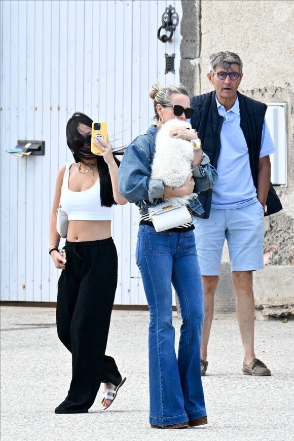 Exclusif - Laeticia Hallyday et sa fille Joy - Laeticia Hallyday sort d'un déjeuner en famille à Marseillan le 2 juillet 2024. Laeticia Hallyday et ses filles Jade et Joy (qui résident depuis quelques jours dans la propriété familiale du Cap-d'Ail) ont déjeuné à Marseillan avec Elyette Boudou "Mamie Rock" (qui fêtera ses 89 ans le 5 juillet prochain), accompagné de son père André Boudou et sa fille Alcéa (demi soeur de Laeticia). Toute la famille est allée déjeuner à la crêperie "La Maison de Camille" à Marseillan.