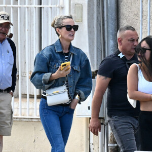 Exclusif - Laeticia Hallyday, Carl (chauffeur et garde du corps) et Joy - Laeticia Hallyday sort d'un déjeuner en famille à Marseillan le 2 juillet 2024. Laeticia Hallyday et ses filles Jade et Joy (qui résident depuis quelques jours dans la propriété familiale du Cap-d'Ail) ont déjeuné à Marseillan avec Elyette Boudou "Mamie Rock" (qui fêtera ses 89 ans le 5 juillet prochain), accompagné de son père André Boudou et sa fille Alcéa (demi soeur de Laeticia). Toute la famille est allée déjeuner à la crêperie "La Maison de Camille" à Marseillan.