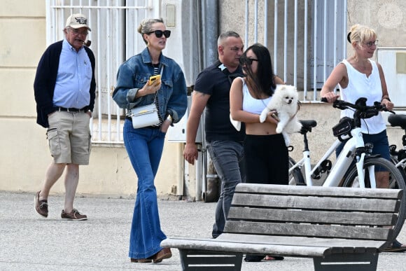 Exclusif - Laeticia Hallyday, Carl (chauffeur et garde du corps) et Joy - Laeticia Hallyday sort d'un déjeuner en famille à Marseillan le 2 juillet 2024. Laeticia Hallyday et ses filles Jade et Joy (qui résident depuis quelques jours dans la propriété familiale du Cap-d'Ail) ont déjeuné à Marseillan avec Elyette Boudou "Mamie Rock" (qui fêtera ses 89 ans le 5 juillet prochain), accompagné de son père André Boudou et sa fille Alcéa (demi soeur de Laeticia). Toute la famille est allée déjeuner à la crêperie "La Maison de Camille" à Marseillan.