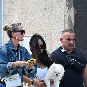 Exclusif - Laeticia Hallyday, Carl (chauffeur et garde du corps) et Joy - Laeticia Hallyday sort d'un déjeuner en famille à Marseillan le 2 juillet 2024. Laeticia Hallyday et ses filles Jade et Joy (qui résident depuis quelques jours dans la propriété familiale du Cap-d'Ail) ont déjeuné à Marseillan avec Elyette Boudou "Mamie Rock" (qui fêtera ses 89 ans le 5 juillet prochain), accompagné de son père André Boudou et sa fille Alcéa (demi soeur de Laeticia). Toute la famille est allée déjeuner à la crêperie "La Maison de Camille" à Marseillan.