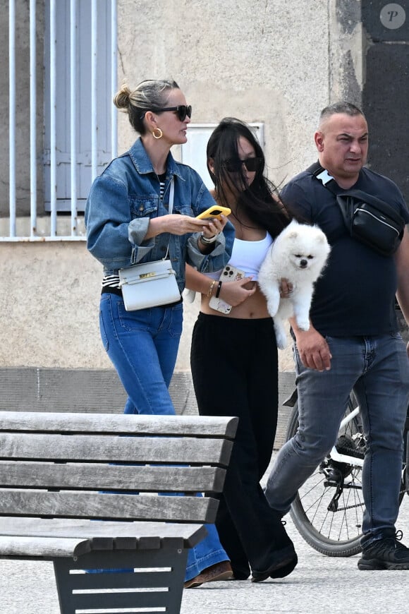 Exclusif - Laeticia Hallyday, Carl (chauffeur et garde du corps) et Joy - Laeticia Hallyday sort d'un déjeuner en famille à Marseillan le 2 juillet 2024. Laeticia Hallyday et ses filles Jade et Joy (qui résident depuis quelques jours dans la propriété familiale du Cap-d'Ail) ont déjeuné à Marseillan avec Elyette Boudou "Mamie Rock" (qui fêtera ses 89 ans le 5 juillet prochain), accompagné de son père André Boudou et sa fille Alcéa (demi soeur de Laeticia). Toute la famille est allée déjeuner à la crêperie "La Maison de Camille" à Marseillan.