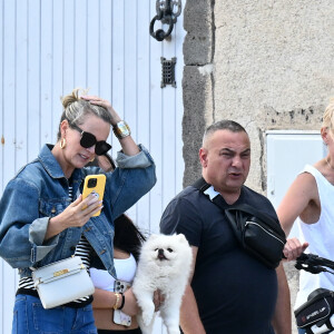 Exclusif - Laeticia Hallyday, Carl (chauffeur et garde du corps) et Joy - Laeticia Hallyday sort d'un déjeuner en famille à Marseillan le 2 juillet 2024. Laeticia Hallyday et ses filles Jade et Joy (qui résident depuis quelques jours dans la propriété familiale du Cap-d'Ail) ont déjeuné à Marseillan avec Elyette Boudou "Mamie Rock" (qui fêtera ses 89 ans le 5 juillet prochain), accompagné de son père André Boudou et sa fille Alcéa (demi soeur de Laeticia). Toute la famille est allée déjeuner à la crêperie "La Maison de Camille" à Marseillan.