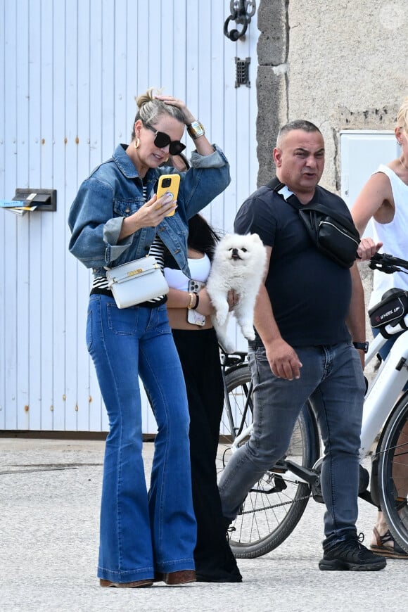 Exclusif - Laeticia Hallyday, Carl (chauffeur et garde du corps) et Joy - Laeticia Hallyday sort d'un déjeuner en famille à Marseillan le 2 juillet 2024. Laeticia Hallyday et ses filles Jade et Joy (qui résident depuis quelques jours dans la propriété familiale du Cap-d'Ail) ont déjeuné à Marseillan avec Elyette Boudou "Mamie Rock" (qui fêtera ses 89 ans le 5 juillet prochain), accompagné de son père André Boudou et sa fille Alcéa (demi soeur de Laeticia). Toute la famille est allée déjeuner à la crêperie "La Maison de Camille" à Marseillan.