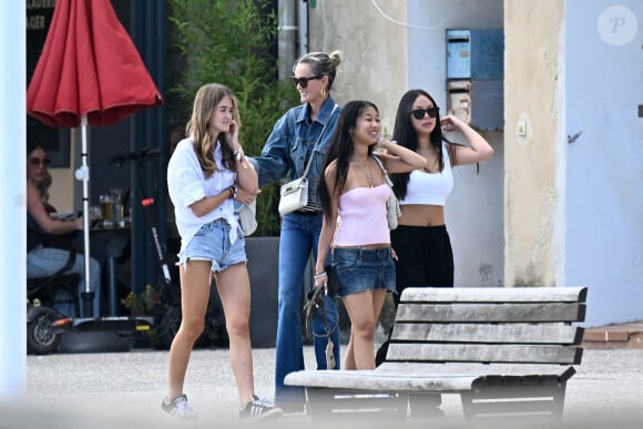 Exclusif - Laeticia Hallyday, Alcea (fille de André Boudou, demi soeur de Laeticia), Jade et Joy - Laeticia Hallyday sort d'un déjeuner en famille à Marseillan le 2 juillet 2024. Laeticia Hallyday et ses filles Jade et Joy (qui résident depuis quelques jours dans la propriété familiale du Cap-d'Ail) ont déjeuné à Marseillan avec Elyette Boudou "Mamie Rock" (qui fêtera ses 89 ans le 5 juillet prochain), accompagné de son père André Boudou et sa fille Alcéa (demi soeur de Laeticia). Toute la famille est allée déjeuner à la crêperie "La Maison de Camille" à Marseillan.