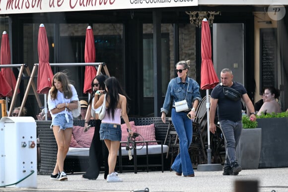 Exclusif - Laeticia Hallyday, Carl (chauffeur et garde du corps), Jade, Joy et Alcea (fille de André Boudou, demi soeur de Laeticia) - Laeticia Hallyday sort d'un déjeuner en famille à Marseillan le 2 juillet 2024. Laeticia Hallyday et ses filles Jade et Joy (qui résident depuis quelques jours dans la propriété familiale du Cap-d'Ail) ont déjeuné à Marseillan avec Elyette Boudou "Mamie Rock" (qui fêtera ses 89 ans le 5 juillet prochain), accompagné de son père André Boudou et sa fille Alcéa (demi soeur de Laeticia). Toute la famille est allée déjeuner à la crêperie "La Maison de Camille" à Marseillan.