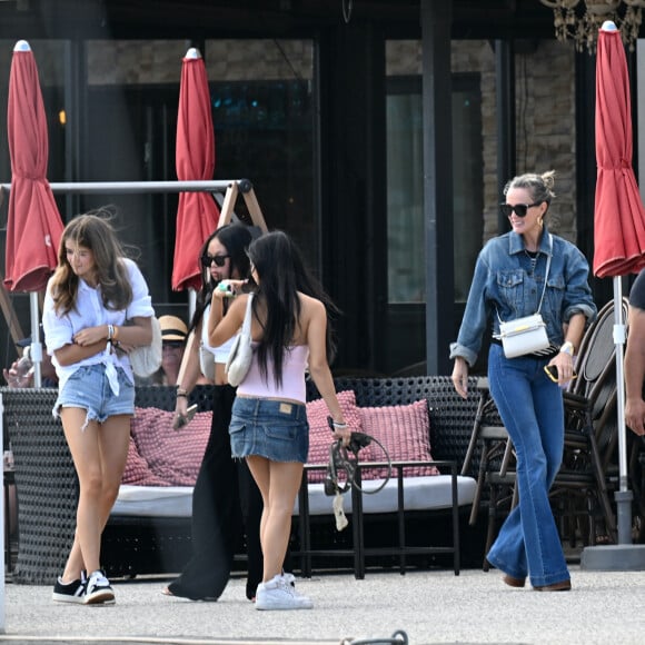 Exclusif - Laeticia Hallyday, Carl (chauffeur et garde du corps), Jade, Joy et Alcea (fille de André Boudou, demi soeur de Laeticia) - Laeticia Hallyday sort d'un déjeuner en famille à Marseillan le 2 juillet 2024. Laeticia Hallyday et ses filles Jade et Joy (qui résident depuis quelques jours dans la propriété familiale du Cap-d'Ail) ont déjeuné à Marseillan avec Elyette Boudou "Mamie Rock" (qui fêtera ses 89 ans le 5 juillet prochain), accompagné de son père André Boudou et sa fille Alcéa (demi soeur de Laeticia). Toute la famille est allée déjeuner à la crêperie "La Maison de Camille" à Marseillan.