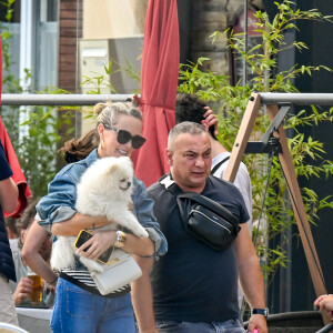 Exclusif - Laeticia Hallyday et Carl (chauffeur et garde du corps) - Laeticia Hallyday sort d'un déjeuner en famille à Marseillan le 2 juillet 2024. Laeticia Hallyday et ses filles Jade et Joy (qui résident depuis quelques jours dans la propriété familiale du Cap-d'Ail) ont déjeuné à Marseillan avec Elyette Boudou "Mamie Rock" (qui fêtera ses 89 ans le 5 juillet prochain), accompagné de son père André Boudou et sa fille Alcéa (demi soeur de Laeticia). Toute la famille est allée déjeuner à la crêperie "La Maison de Camille" à Marseillan.