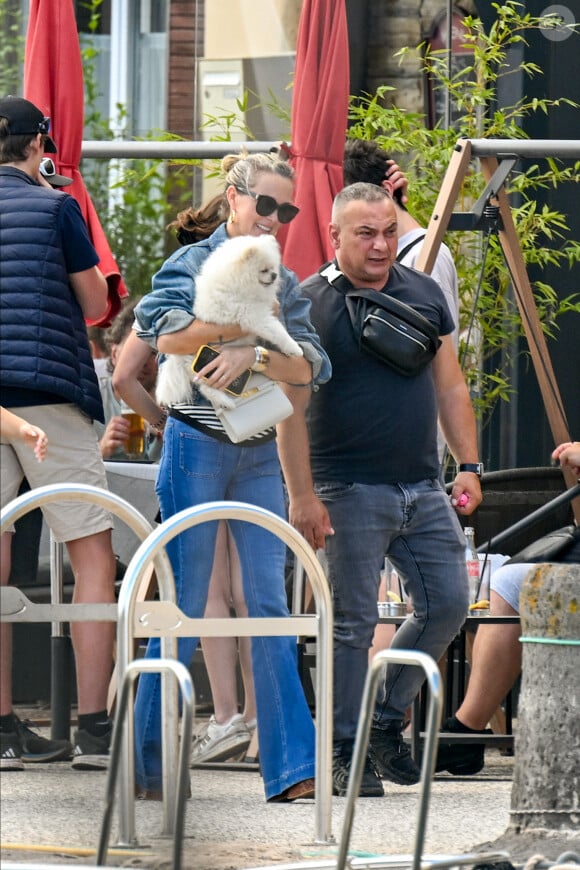 Exclusif - Laeticia Hallyday et Carl (chauffeur et garde du corps) - Laeticia Hallyday sort d'un déjeuner en famille à Marseillan le 2 juillet 2024. Laeticia Hallyday et ses filles Jade et Joy (qui résident depuis quelques jours dans la propriété familiale du Cap-d'Ail) ont déjeuné à Marseillan avec Elyette Boudou "Mamie Rock" (qui fêtera ses 89 ans le 5 juillet prochain), accompagné de son père André Boudou et sa fille Alcéa (demi soeur de Laeticia). Toute la famille est allée déjeuner à la crêperie "La Maison de Camille" à Marseillan.