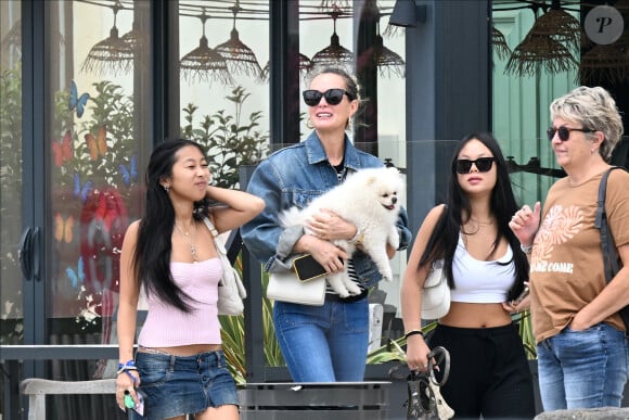 Exclusif  - Laeticia Hallyday et ses filles Jade et Joy (qui résident depuis quelques jours dans la propriété familiale du Cap-d'Ail) arrivent à Marseillan pour déjeuner avec Elyette Boudou "Mamie Rock" (qui fêtera ses 89 ans le 5 juillet prochain), accompagné de son père André Boudou et sa fille Alcéa (demi soeur de Laeticia). Toute la famille est allée déjeuner à la crêperie "La Maison de Camille" à Marseillan, France, le 2 juillet 2024.