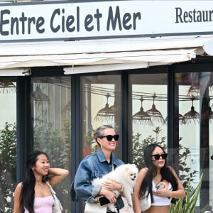 Exclusif - Laeticia Hallyday et ses filles Jade et Joy (qui résident depuis quelques jours dans la propriété familiale du Cap-d'Ail) arrivent à Marseillan pour déjeuner avec Elyette Boudou "Mamie Rock" (qui fêtera ses 89 ans le 5 juillet prochain), accompagné de son père André Boudou et sa fille Alcéa (demi soeur de Laeticia). Toute la famille est allée déjeuner à la crêperie "La Maison de Camille" à Marseillan, France, le 2 juillet 2024.