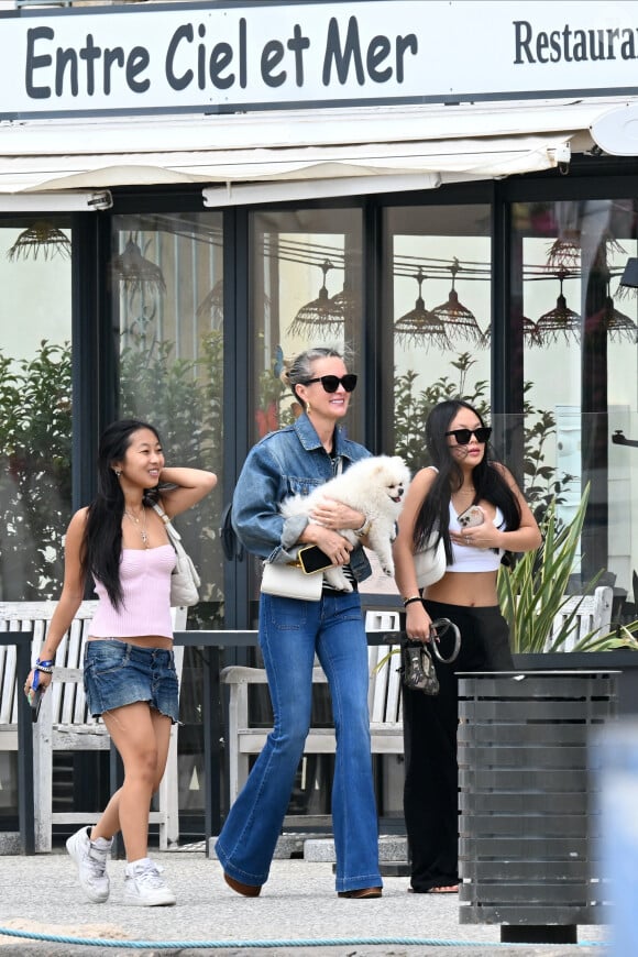 Exclusif - Laeticia Hallyday et ses filles Jade et Joy (qui résident depuis quelques jours dans la propriété familiale du Cap-d'Ail) arrivent à Marseillan pour déjeuner avec Elyette Boudou "Mamie Rock" (qui fêtera ses 89 ans le 5 juillet prochain), accompagné de son père André Boudou et sa fille Alcéa (demi soeur de Laeticia). Toute la famille est allée déjeuner à la crêperie "La Maison de Camille" à Marseillan, France, le 2 juillet 2024.